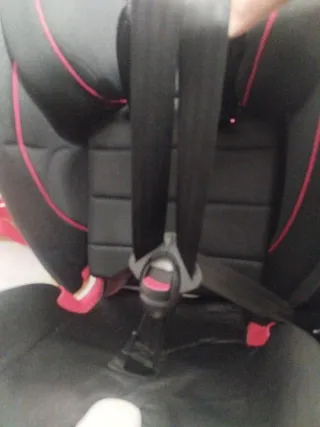 Silla de coche negra y roja