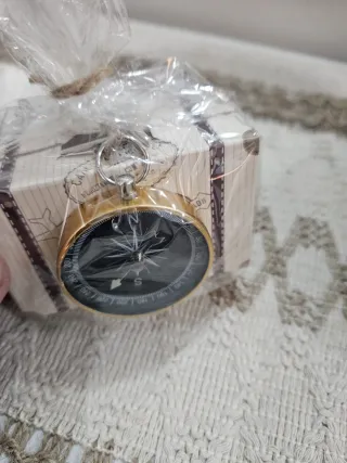 Detalle de cajita con brújula