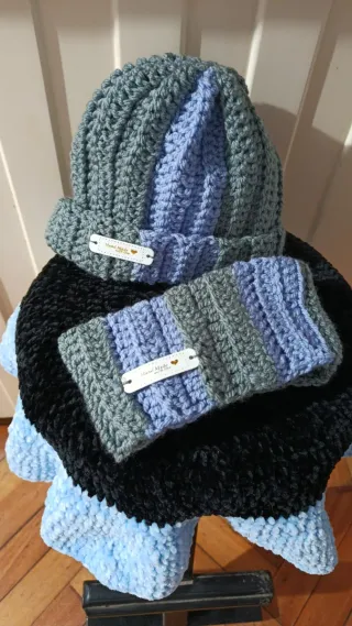 Gorros, bragas y bufanda hechos a mano