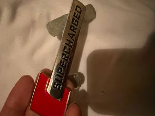 Insignia metálica Supercharged