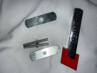 Insignia metálica Supercharged