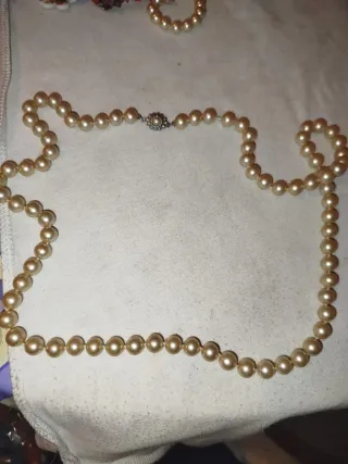 Collar de perlas con cierre plateado
