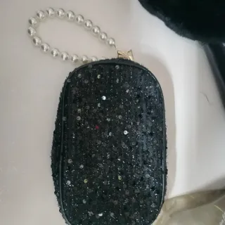 Bolso de mano negro con lentejuelas
