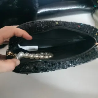 Bolso de mano negro con lentejuelas