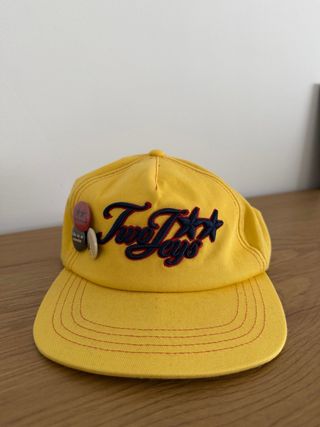 Gorra Twojeys amarilla con pines