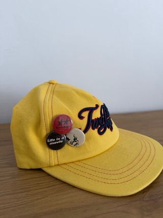 Gorra Twojeys amarilla con pines