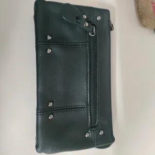 Monedero negro con tachuelas