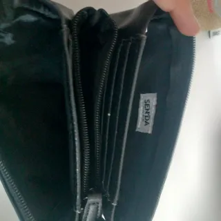 Monedero negro con tachuelas