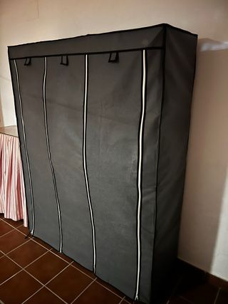 Guardaroba in tessuto grigio