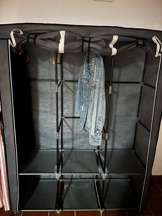 Guardaroba in tessuto grigio