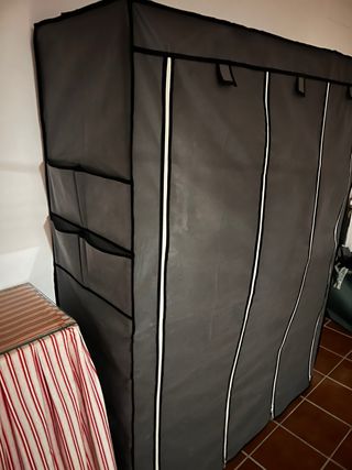 Guardaroba in tessuto grigio