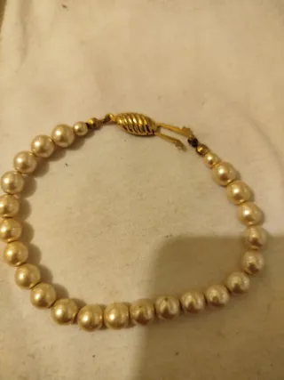 Pulsera de perlas doradas