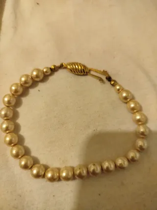 Pulsera de perlas doradas