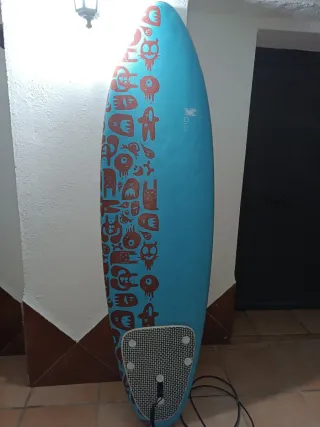 Tabla de surf infantil azul con dibujos