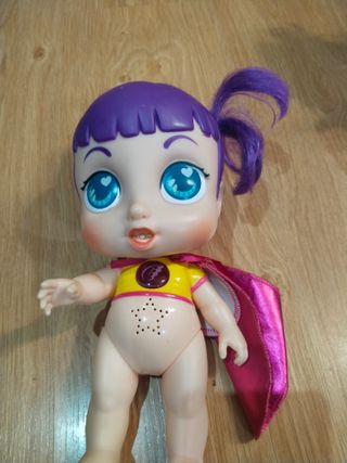 Muñeca con capa y pelo morado