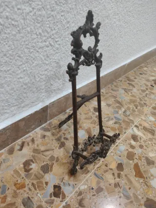 Atril di bronzo in rame, libri, piatti.