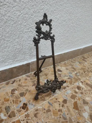 Atril di bronzo in rame, libri, piatti.