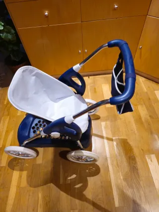Cochecito de muñecas. Marca  INGLESINA.