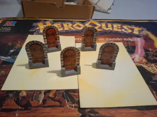 5 Puertas HeroQuest con peana