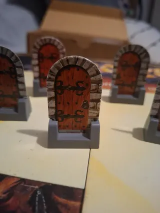 5 Puertas HeroQuest con peana