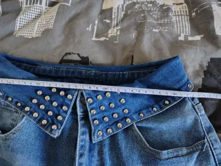 Jeans vita alta con borchie