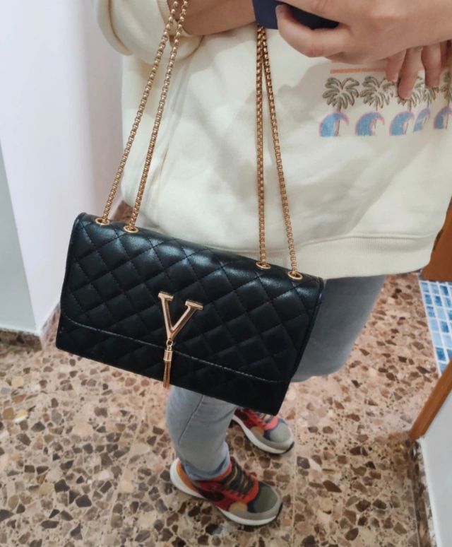 Bolso negro con cadena dorada
