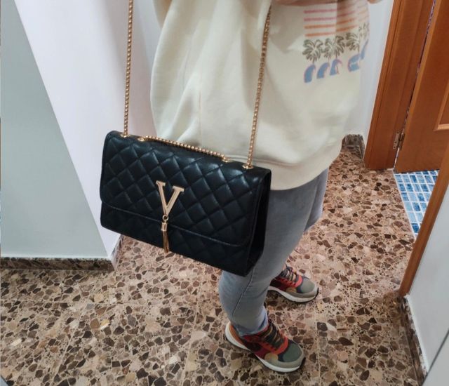 Bolso negro con cadena dorada