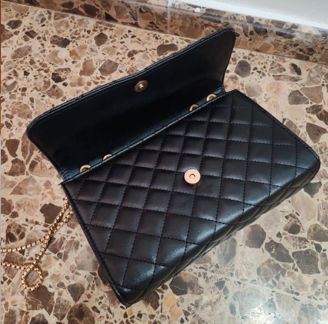Bolso negro con cadena dorada