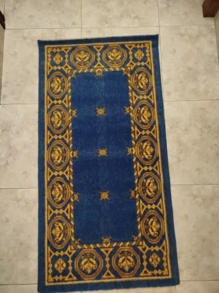 Set di 2 tappeti blu e dorati