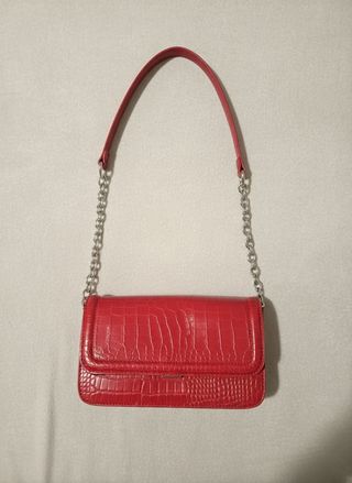Bolso rojo Stradivarius efecto piel cocodrilo