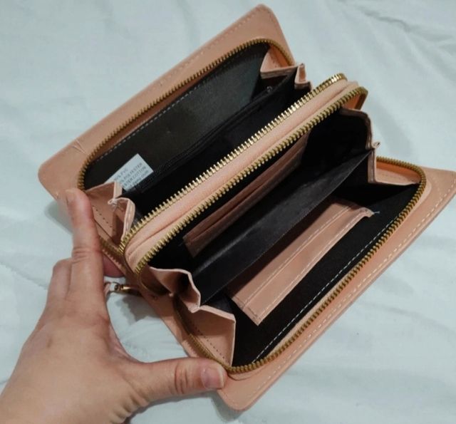 Cartera MOCKOM rosa con diseño hexagonal