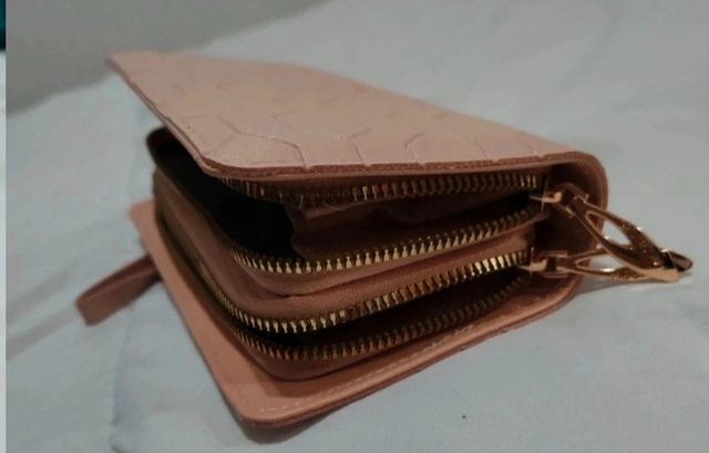 Cartera MOCKOM rosa con diseño hexagonal