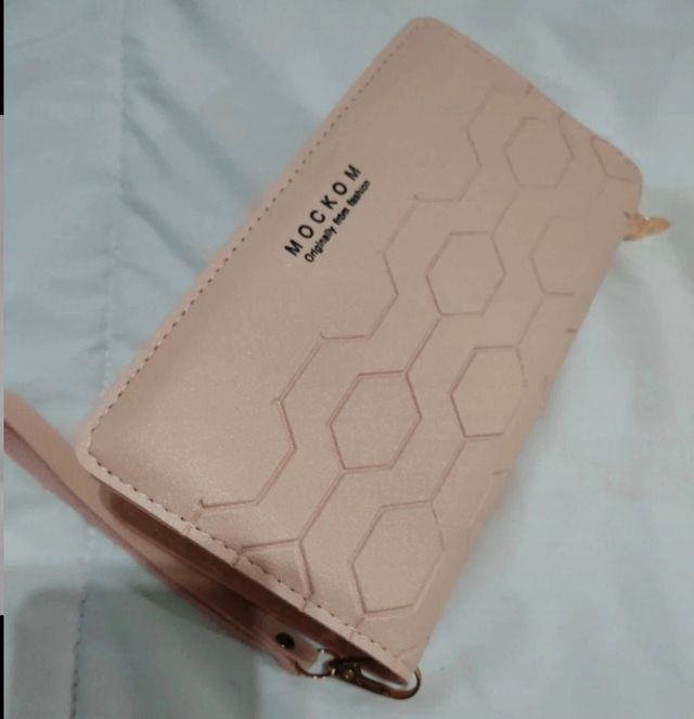 Cartera MOCKOM rosa con diseño hexagonal