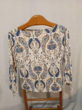 Camiseta estampada beige y azul