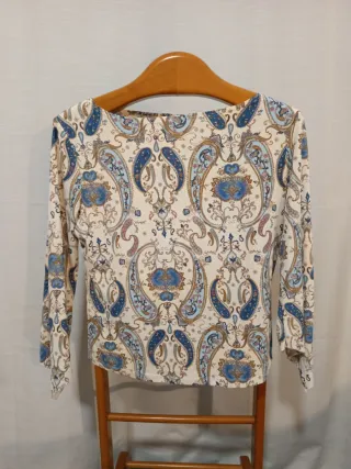 Camiseta estampada beige y azul