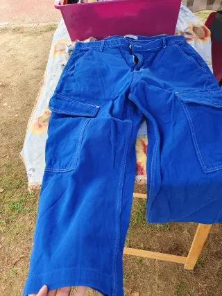 Pantaloni jeans cargo blu acceso