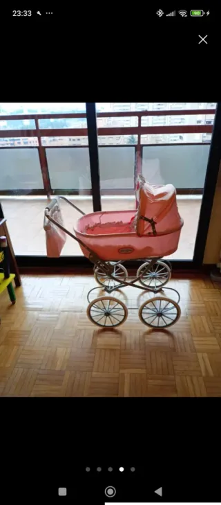 Cochecito de muñeca rosa