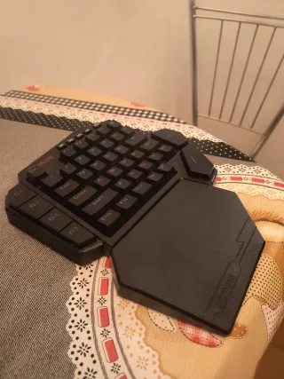 Teclado Gamer Redragon K585 Diti RGB