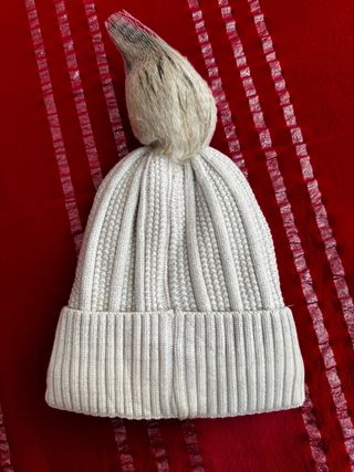 Cappello invernale con pompon bianco panna