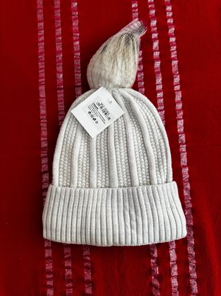 Cappello invernale con pompon bianco panna