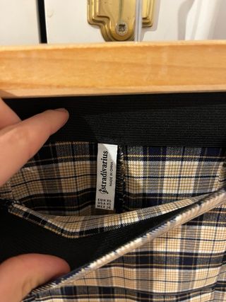 Falda de cuadros blanca, amarilla y negra