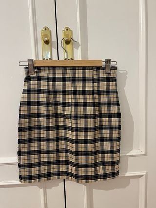 Falda de cuadros blanca, amarilla y negra