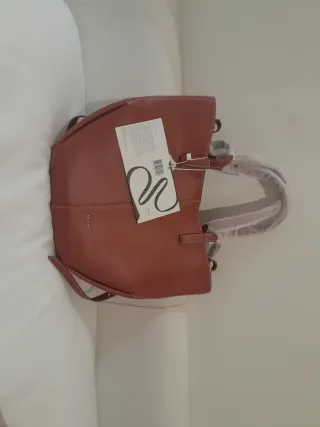 Bolso de piel marrón rojizo
