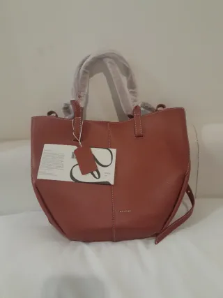 Bolso de piel marrón rojizo