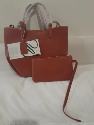 Bolso de piel marrón rojizo