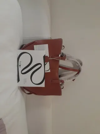 Bolso de piel marrón rojizo