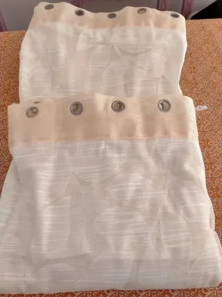Due tende traslucide beige e bianche