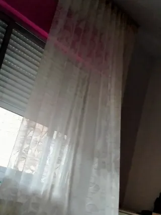 Due tende traslucide beige e bianche