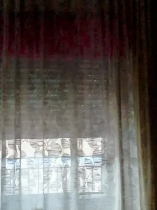 Due tende traslucide beige e bianche