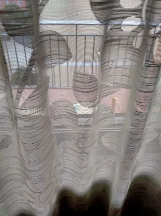 Due tende traslucide beige e bianche